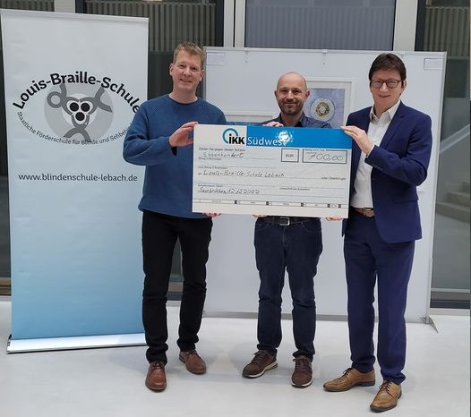 Spende%20von%20IKK%20S%C3%BCdwest%20Foto%20%C3%9Cbergabe Spende%20von%20IKK%20S%C3%BCdwest%20Foto%20%C3%9Cbergabe